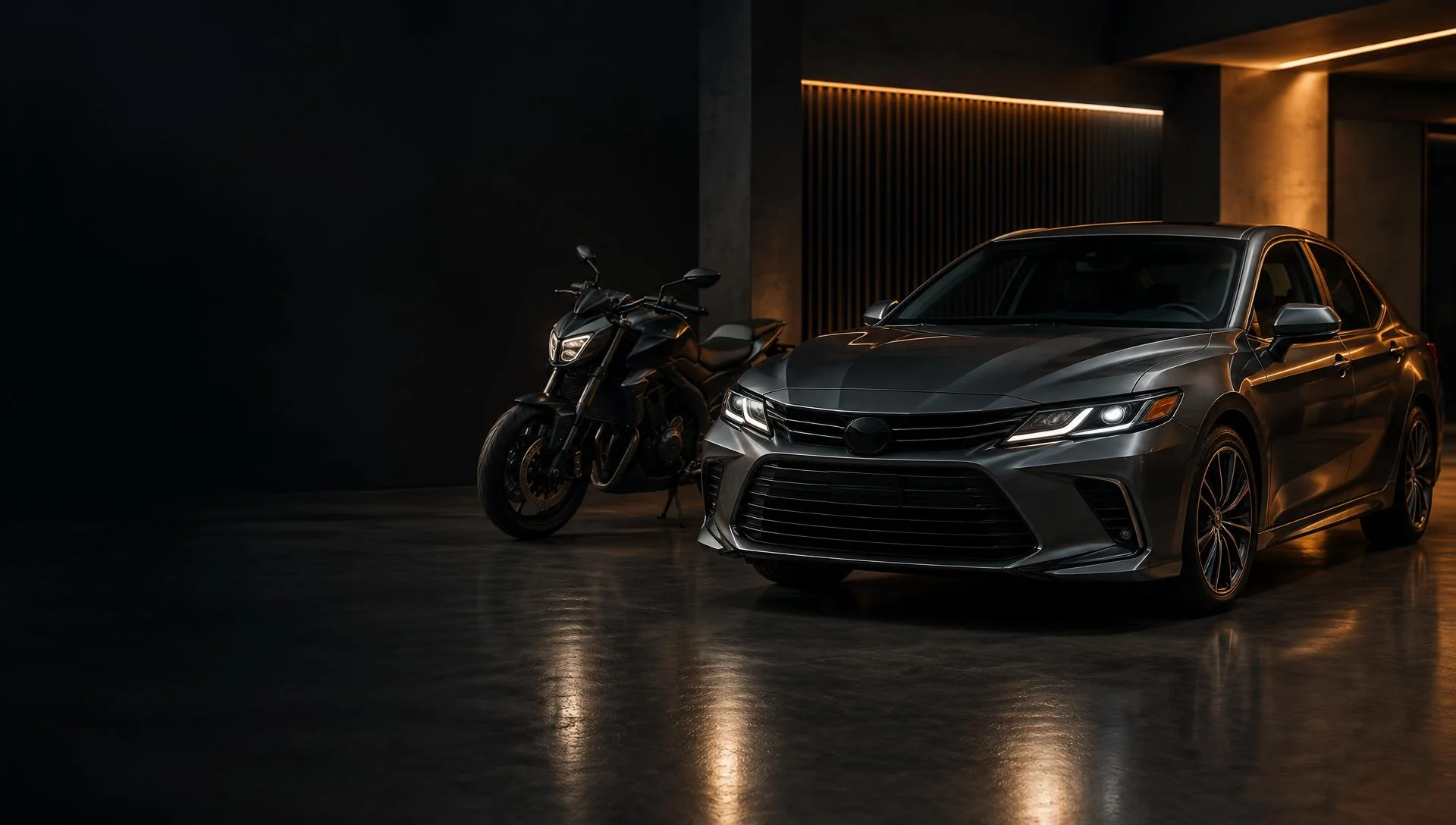 Carro e moto em ambiente automotivo contemporâneo